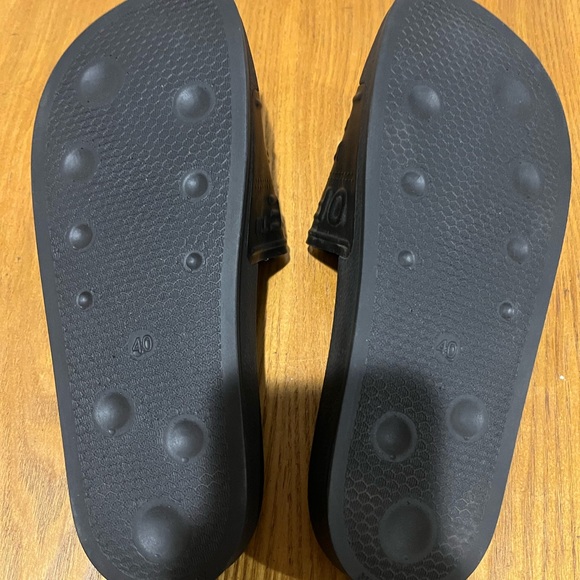 Off white slides - Picture 4 of 7